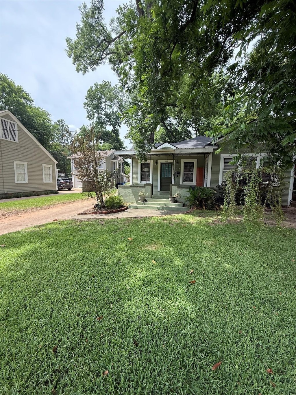 334 Ockley Dr, Shreveport, LA 71105 - view of front facade with a porch, a front yard, and driveway