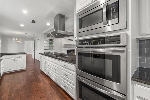 4517 Cloudview Rd, Fort Worth, TX 76109 - kitchen featuring stainless steel appliances, a sink, white cabinetry, crown molding, and decorative backsplash