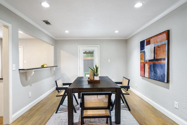 4731 Wateka Dr, Dallas, TX 75209 - dining area featuring light wood-type flooring, recessed lighting, ornamental molding, and baseboards