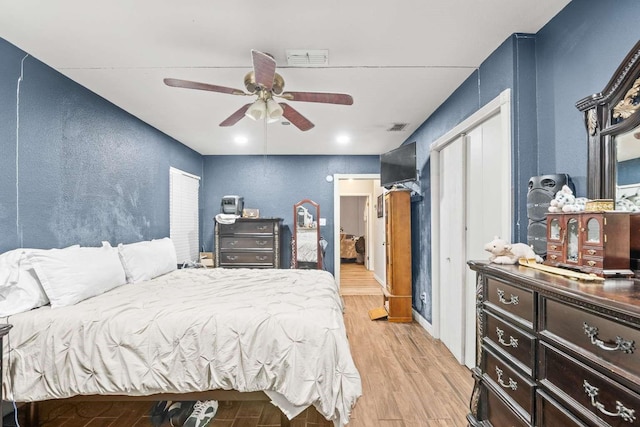 1011 Kleberg St, Alice, TX 78332 - bedroom featuring a textured wall, light wood-style flooring, and a ceiling fan