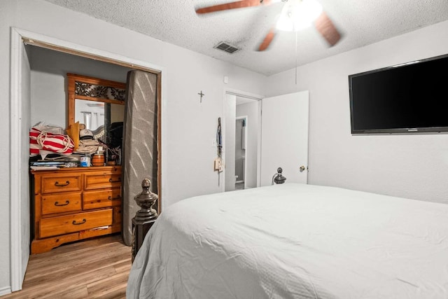 1011 Kleberg St, Alice, TX 78332 - bedroom featuring wood finished floors, a textured ceiling, and ceiling fan