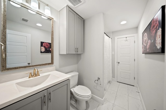 1844 Stevens Bluff Ln, Dallas, TX 75208 - full bath featuring marble finish floors, baseboards, toilet, vanity, and a shower with shower curtain