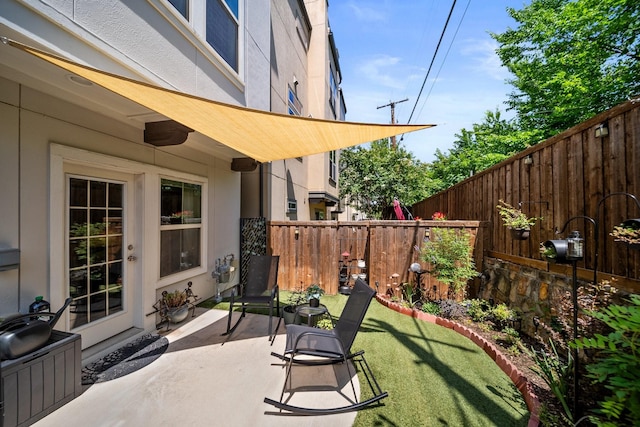 1844 Stevens Bluff Ln, Dallas, TX 75208 - fenced backyard featuring a patio area
