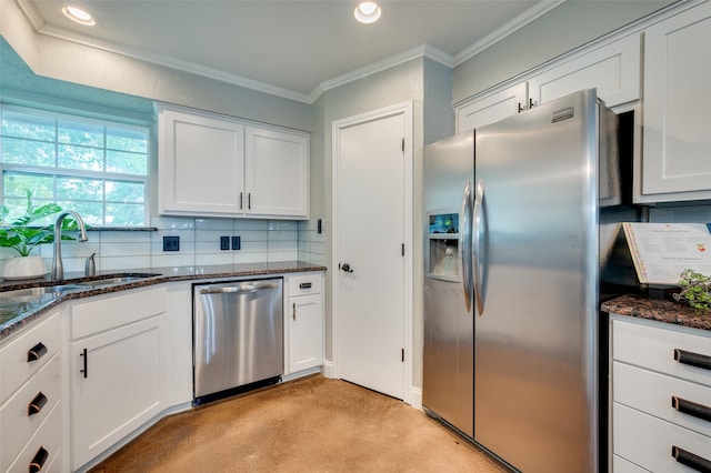 4704 N Meadow Ridge Cir, Mckinney, TX 75072 - kitchen featuring stainless steel appliances, a sink, white cabinets, crown molding, and recessed lighting