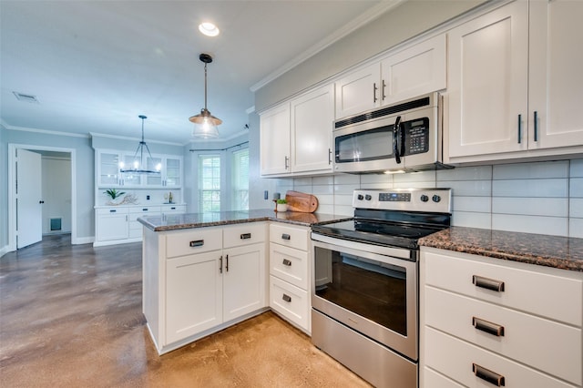 4704 N Meadow Ridge Cir, Mckinney, TX 75072 - kitchen with stainless steel appliances, concrete flooring, a peninsula, ornamental molding, and decorative backsplash