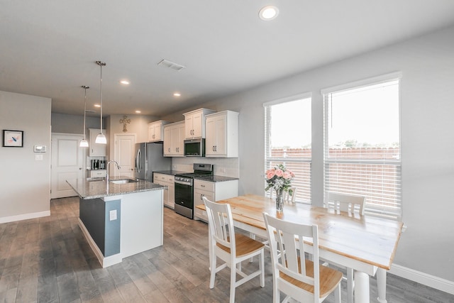 812 Holler Loop, Fort Worth, TX 76247 - kitchen with appliances with stainless steel finishes, a sink, baseboards, a center island with sink, and recessed lighting