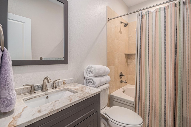 724 E Bluff St, Fort Worth, TX 76102 - full bath featuring toilet, vanity, shower / bath combo, and a textured wall