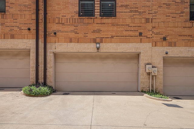 724 E Bluff St, Fort Worth, TX 76102 - garage featuring driveway