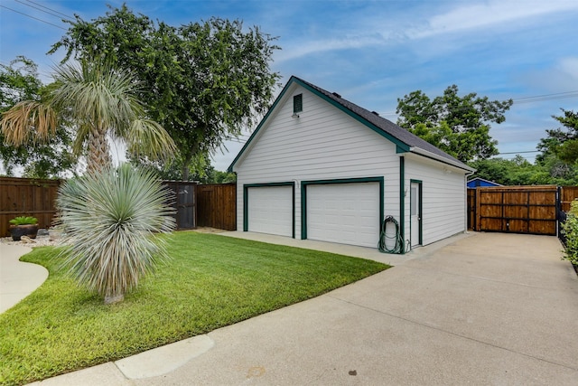 520 N College St, Waxahachie, TX 75165 - detached garage with a gate