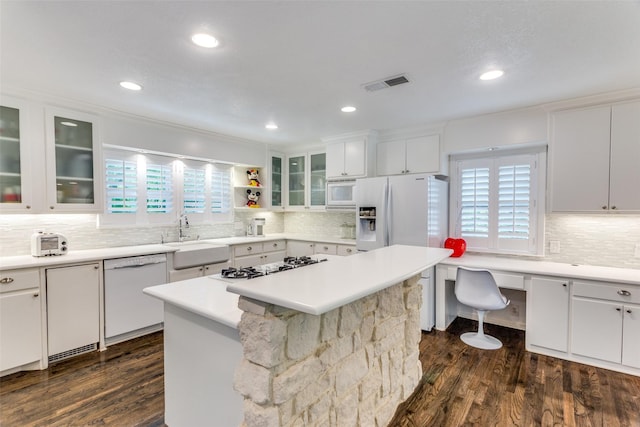 204 Varsity Cir, Arlington, TX 76013 - kitchen with white appliances, a sink, decorative backsplash, and recessed lighting