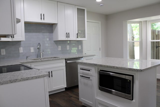 300 Woodhollow Ct, Wylie, TX 75098 - kitchen with appliances with stainless steel finishes, a sink, tasteful backsplash, dark wood-type flooring, and white cabinets