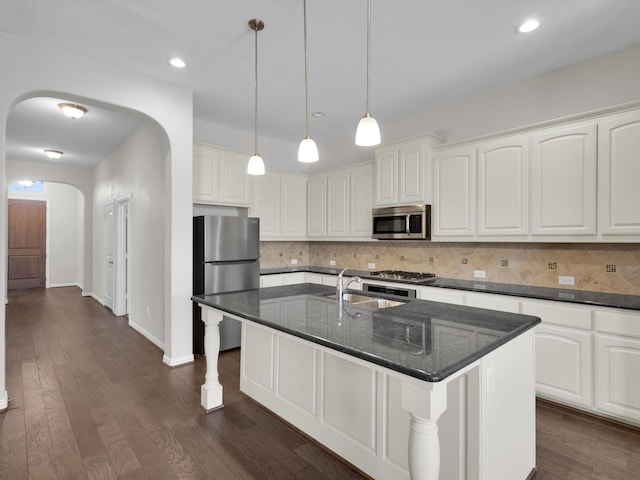 125 Gill Point Ln, Aledo, TX 76008 - kitchen with appliances with stainless steel finishes, arched walkways, a sink, tasteful backsplash, and recessed lighting