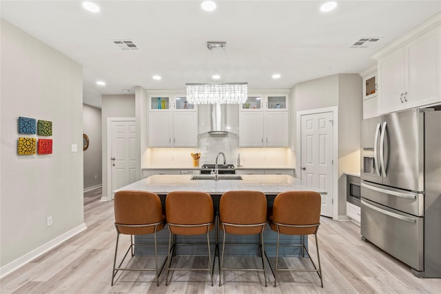 103 Idlewood Rd, Enchanted Oaks, TX 75156 - kitchen with stainless steel appliances, range hood, light wood-style floors, a sink, and recessed lighting