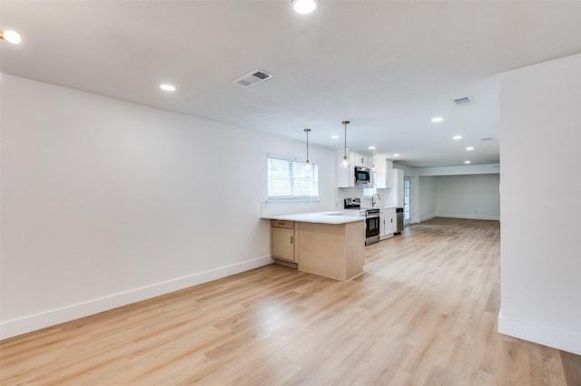 611 Cannon Dr, Euless, TX 76040 - kitchen featuring appliances with stainless steel finishes, a peninsula, open floor plan, baseboards, and recessed lighting