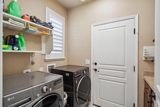 6173 Arcadia Park Ln, Frisco, TX 75036 - laundry room featuring independent washer and dryer
