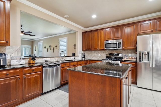 6173 Arcadia Park Ln, Frisco, TX 75036 - kitchen featuring stainless steel appliances, a sink, light tile patterned floors, tasteful backsplash, and a kitchen island