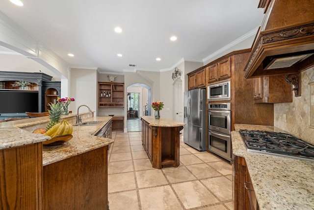 4452 Druid Hills Dr, Frisco, TX 75034 - kitchen with stainless steel appliances, a sink, a center island, arched walkways, and backsplash