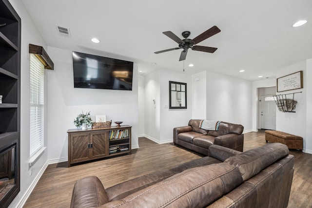 601 S 4th St, Crandall, TX 75114 - living area featuring wood finished floors, ceiling fan, baseboards, and recessed lighting