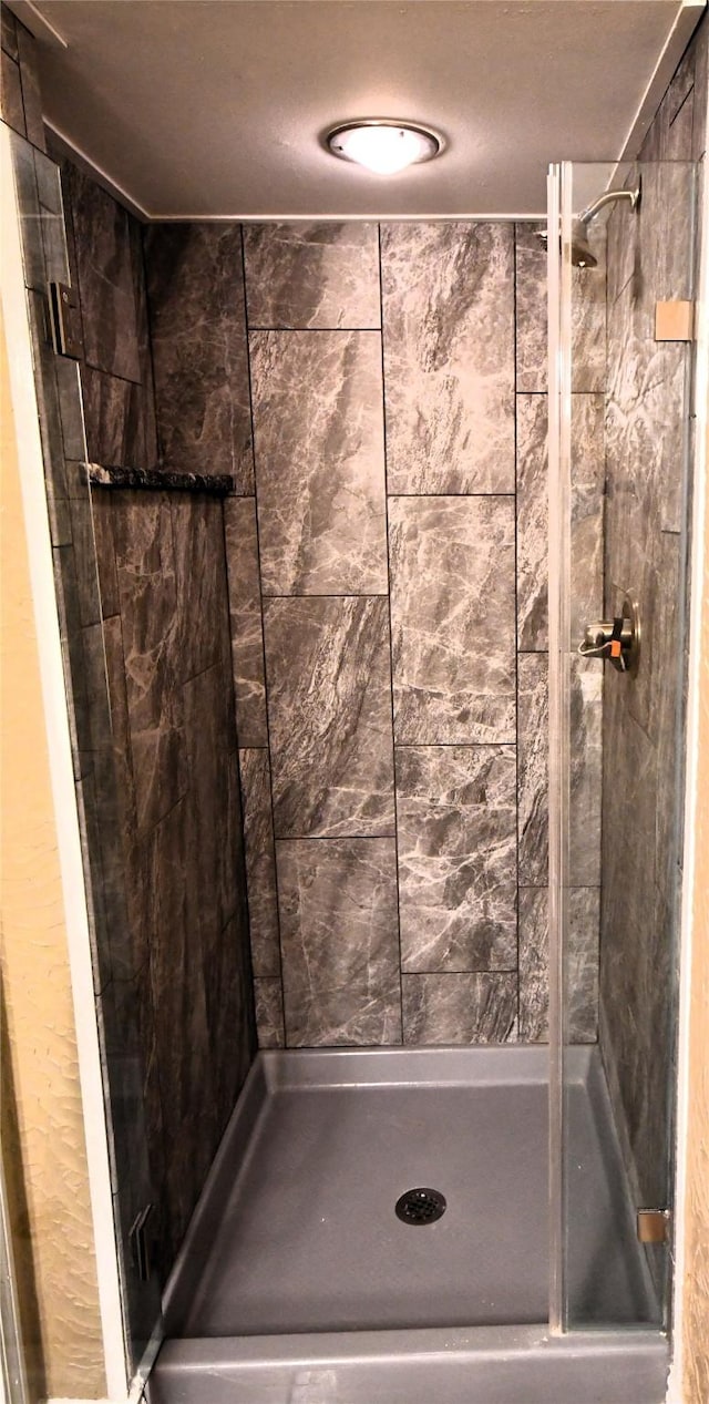 2906 Kingswood Dr, Garland, TX 75040 - full bathroom featuring a shower stall