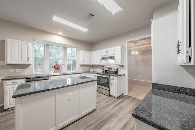 1803 Haydenbend Cir, Grapevine, TX 76051 - kitchen featuring stainless steel appliances, light wood finished floors, white cabinetry, a sink, and recessed lighting