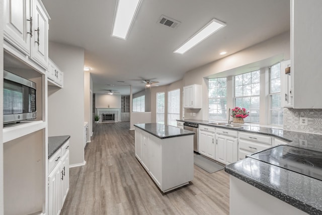 1803 Haydenbend Cir, Grapevine, TX 76051 - kitchen featuring stainless steel appliances, a sink, ceiling fan, and light wood-style floors
