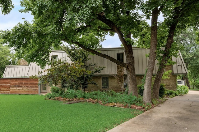 4 Waterview Pl, Richardson, TX 75080 - view of front of home with a front yard and board and batten siding