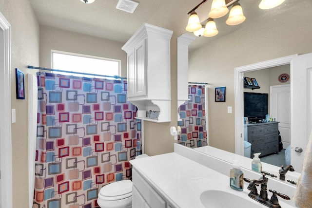 3630 Billy Ray Rd, Midlothian, TX 76065 - full bathroom featuring toilet, vanity, a chandelier, and a shower with shower curtain