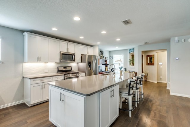 7812 Gulf Breeze Ln, Frisco, TX 75036 - kitchen featuring appliances with stainless steel finishes, a sink, a center island with sink, baseboards, and recessed lighting