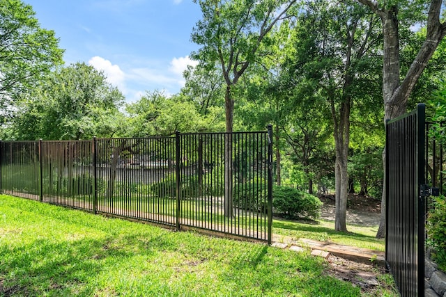 6737 Lake Shore Dr, Garland, TX 75044 - view of gate