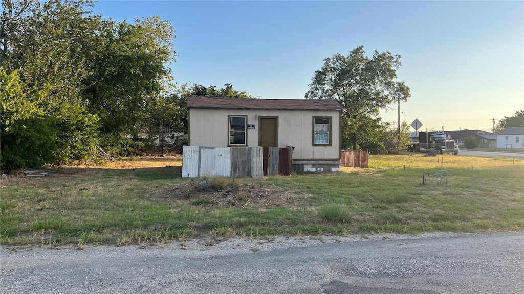 402 W Wichita St, Bowie, TX 76230