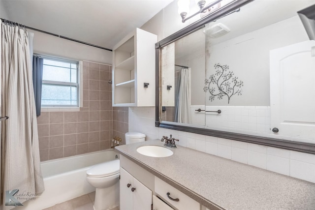 25 Spears Cir, Abilene, TX 79601 - bathroom with toilet, vanity, shower / tub combo, and decorative backsplash