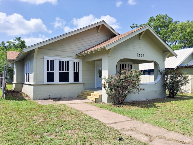 2107 Homan Ave, Waco, TX 76707 - bungalow-style home with a front lawn and roof with shingles
