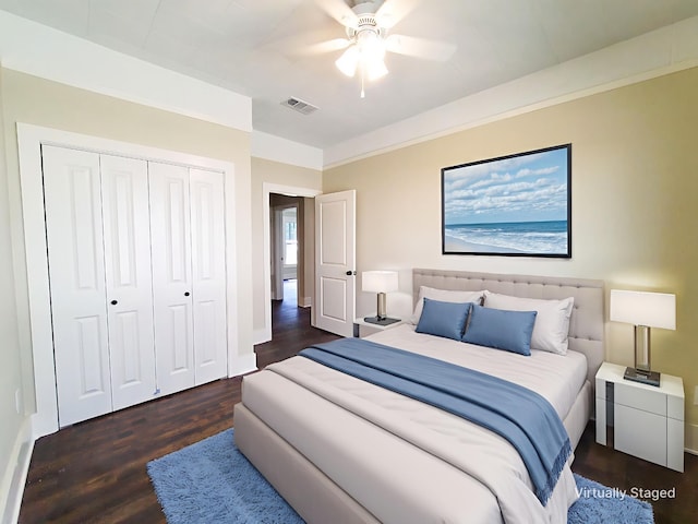 2107 Homan Ave, Waco, TX 76707 - bedroom featuring wood finished floors, a closet, and ceiling fan