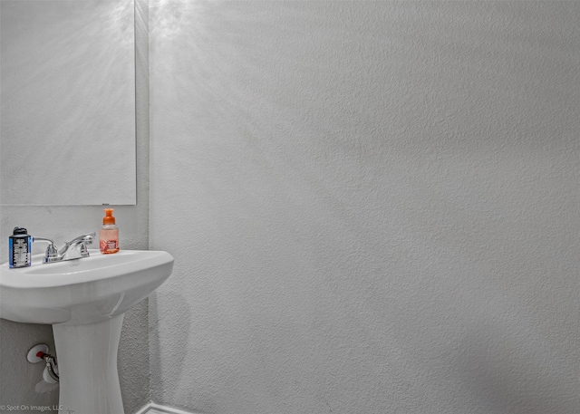 129 Clear Creek Ln, Terrell, TX 75160 - view of bathroom