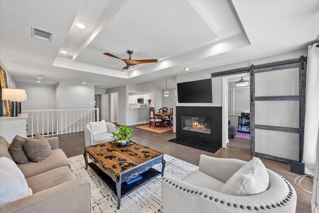 5556 Canada Ct, Rockwall, TX 75032 - living area featuring ceiling fan, a tray ceiling, recessed lighting, wood finished floors, and baseboards
