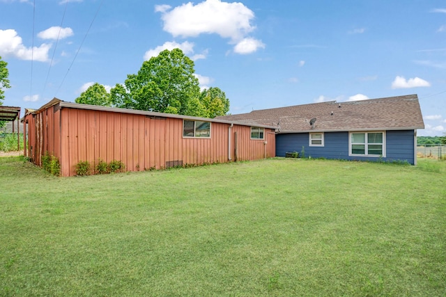 7487 Farm Rd Unit 905, Paris, TX 75462 - back of house featuring a yard and roof with shingles