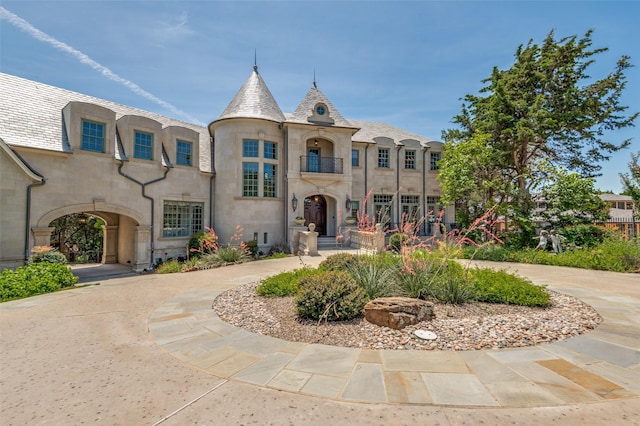 2145 Grand View Ct, Cedar Hill, TX 75104 - french provincial home with stucco siding and curved driveway