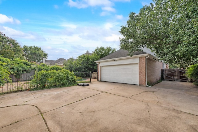 8209 Shoshoni Dr, Arlington, TX 76002 - garage with driveway and a gate