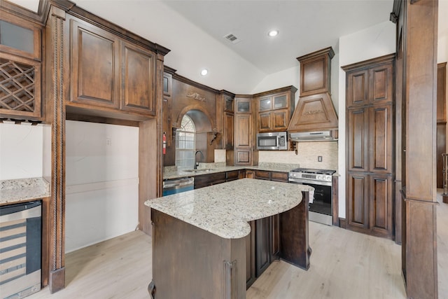 8209 Shoshoni Dr, Arlington, TX 76002 - kitchen featuring stainless steel appliances, wine cooler, light wood-style floors, a sink, and lofted ceiling