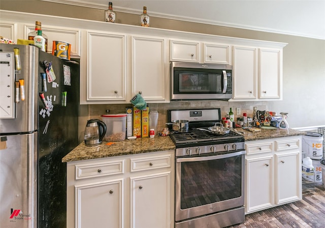6008 Pepperwood Cir, Bossier City, LA 71111 - kitchen featuring stainless steel appliances, white cabinetry, dark stone counters, wood finished floors, and crown molding