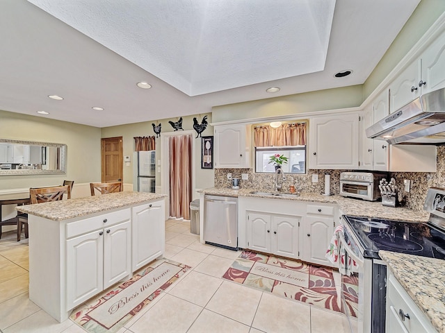 4640 Versailles Ln, Plano, TX 75093 - kitchen with appliances with stainless steel finishes, under cabinet range hood, a sink, a kitchen island, and backsplash