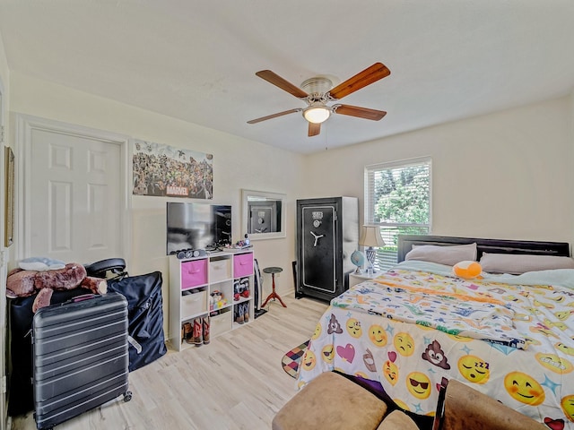 4640 Versailles Ln, Plano, TX 75093 - bedroom with light wood-style floors, ceiling fan, and baseboards