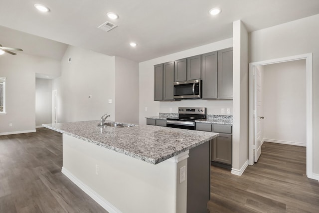 10620 Stag Ln, Fort Worth, TX 76036 - kitchen featuring stainless steel appliances, a sink, gray cabinets, dark wood-type flooring, and recessed lighting