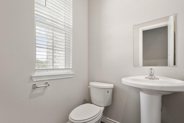 10620 Stag Ln, Fort Worth, TX 76036 - bathroom with toilet, baseboards, and a sink