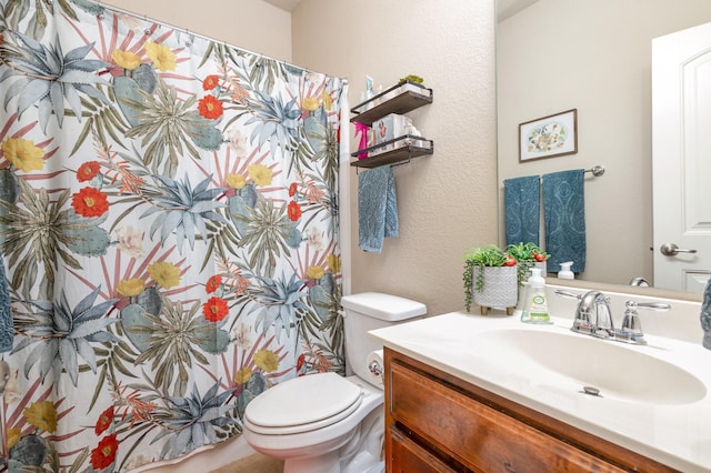 7609 Velvet Antler Trl, Arlington, TX 76002 - bathroom featuring vanity, toilet, a textured wall, and a shower with shower curtain