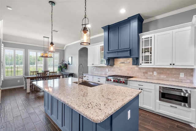 15070 Fm 916, Maypearl, TX 76064 - kitchen featuring a sink, stainless steel gas cooktop, blue cabinetry, crown molding, and wood finish floors
