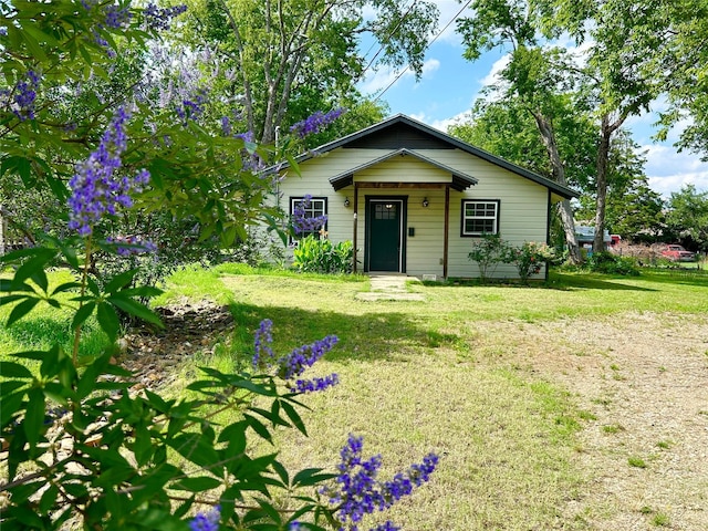 125 Park St E, Sulphur Springs, TX 75482 - bungalow-style home featuring a front yard