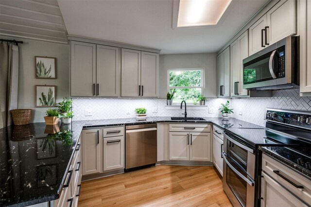 1410 Traildust Dr, Lowry Crossing, TX 75069 - kitchen featuring appliances with stainless steel finishes, a sink, and decorative backsplash