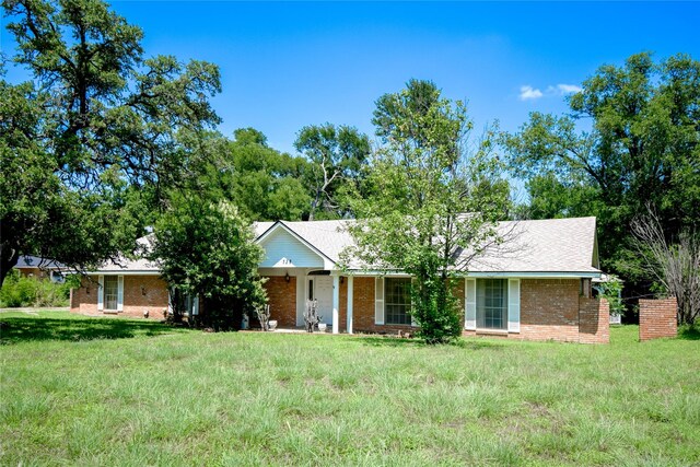 738 Westwood Dr, Marlin, TX 76661 - single story home with brick siding and a front yard