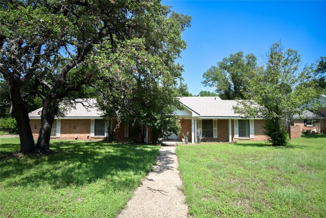 738 Westwood Dr, Marlin, TX 76661 - single story home with a front yard and brick siding